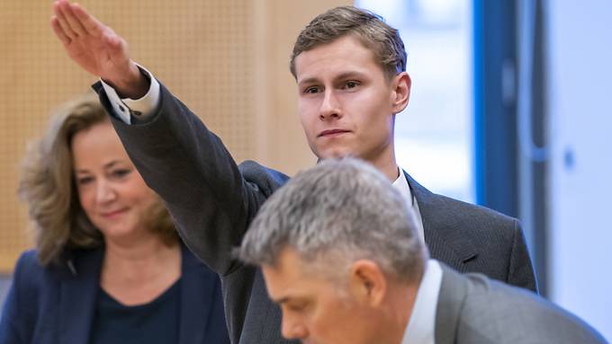 (Ergänzung) / Hitlergruss im Gericht - Prozess gegen Moschee-Angreifer in Norwegen