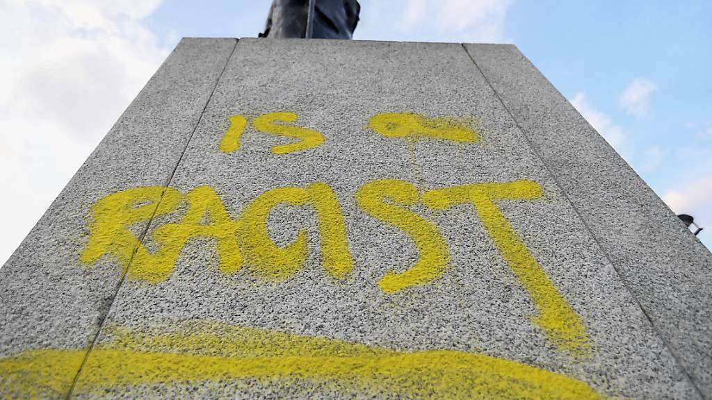 ARCHIV - Die Winston-Churchill-Statue auf dem Parliament Square, nachdem sie am Donnerstag (10.09.20), dem letzten Tag der «Extinction Rebellion» Demonstrationen, mit der Aufschrift «Ist ein Rassist» beschrieben wurde. (Zu dpa: «Streit um britische Geschichte: Historiker kritisiert Doppelmoral») Foto: Alberto Pezzali/AP/dpa