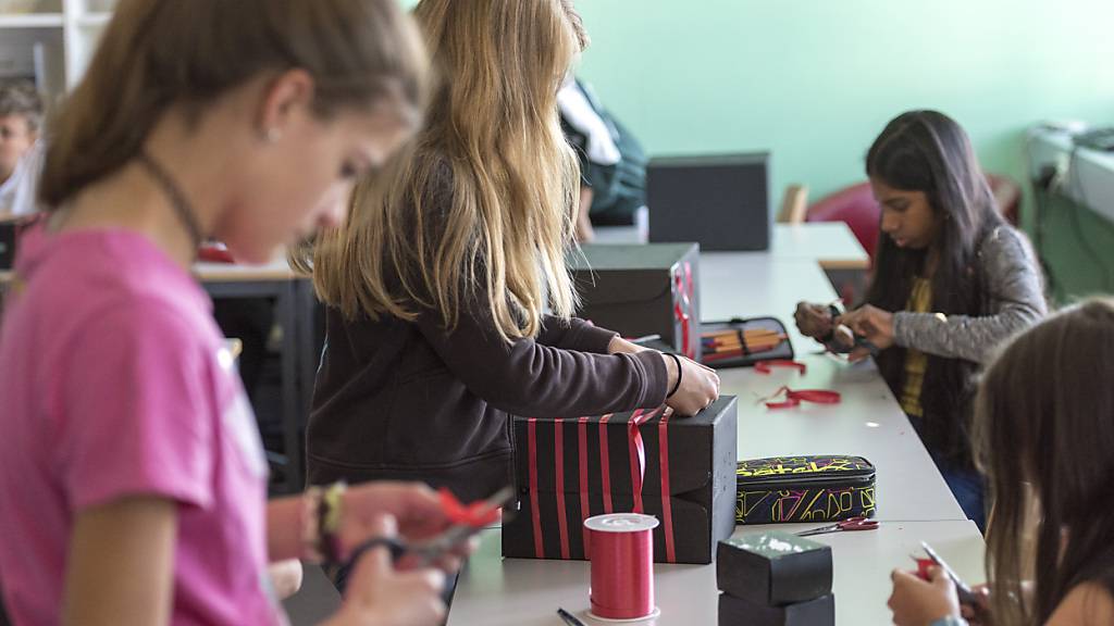 Frauen verdienen mehr, wenn sie als Kinder mehrheitlich mit anderen Mädchen zur Schule gingen.