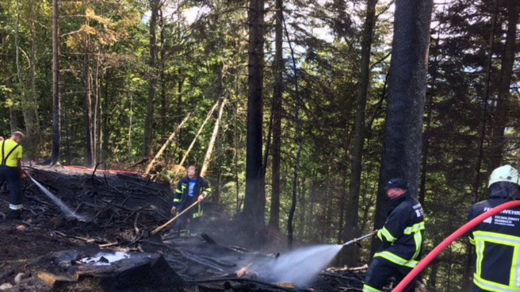 Die Feuerwehr Escholzmatt-Marbach löscht einen Flurbrand in Waldrandnähe.