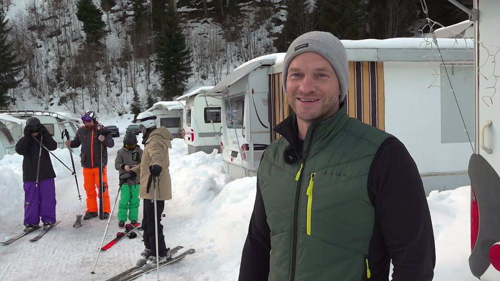 Statt am Strand auf dem Campingplatz im Schnee 