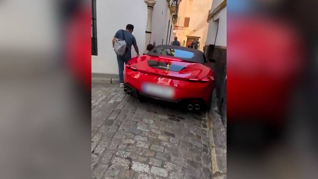 Ferrari bleibt in enger Gasse in Sevilla stecken