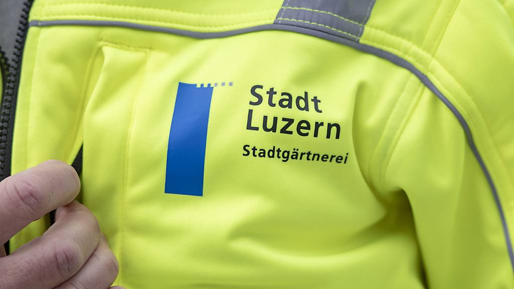 Zu den Berufsleuten, welche ein Smartphone erhalten sollen, gehören etwa diejenigen der Stadtgärternei. (Archivaufnahme)