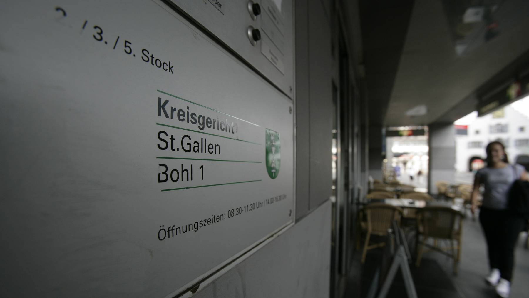 Drei in St.Gallen geborene und aufgewachsene junge Männer erhalten Gefängnisstrafen, weil sie nacheinander Sex mit einem 15-jährigen Mädchen gehabt haben – der Hauptbeschuldigte muss die Schweiz verlassen.