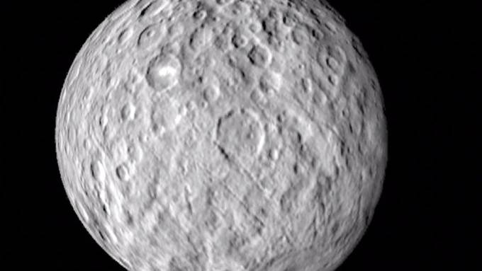 Eventuell Salzwasser unter Oberfläche von Zwergplanet Ceresn