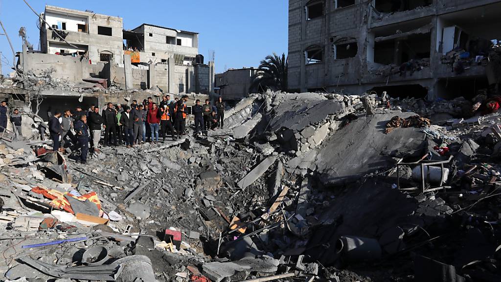 Mitglieder des Zivilschutzes führen Such- und Rettungsmaßnahmen in den Trümmern eines Wohnhauses durch, das von Israel bombardiert wurde. Foto: Abed Rahim Khatib/dpa