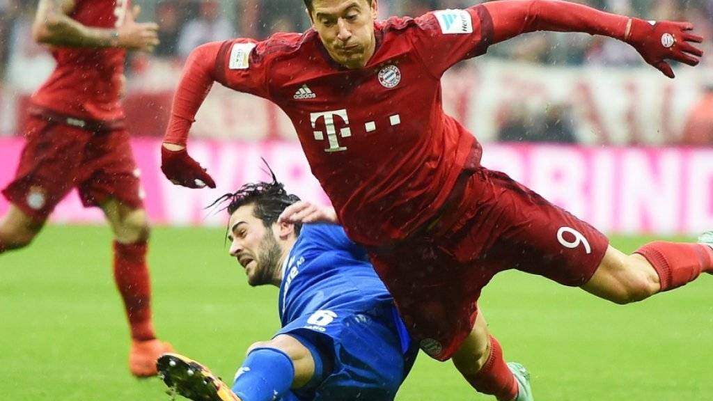 Harte Gegenwehr: Darmstadts Mario Vrancic bringt Robert Lewandowski ins Fallen