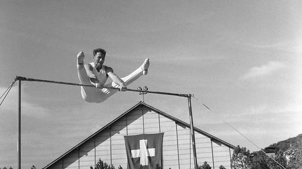 Josef Stalder präsentierte die «Staldergrätsche» erstmals bei den Olympischen Spielen 1948 in London. Nun wurde der Luzerner (auf dem Bild am Eidgenössischen Turnfest 1950 in La Chaux-de-Fonds) posthum in die International Gymnastics Hall of Fame aufgenommen