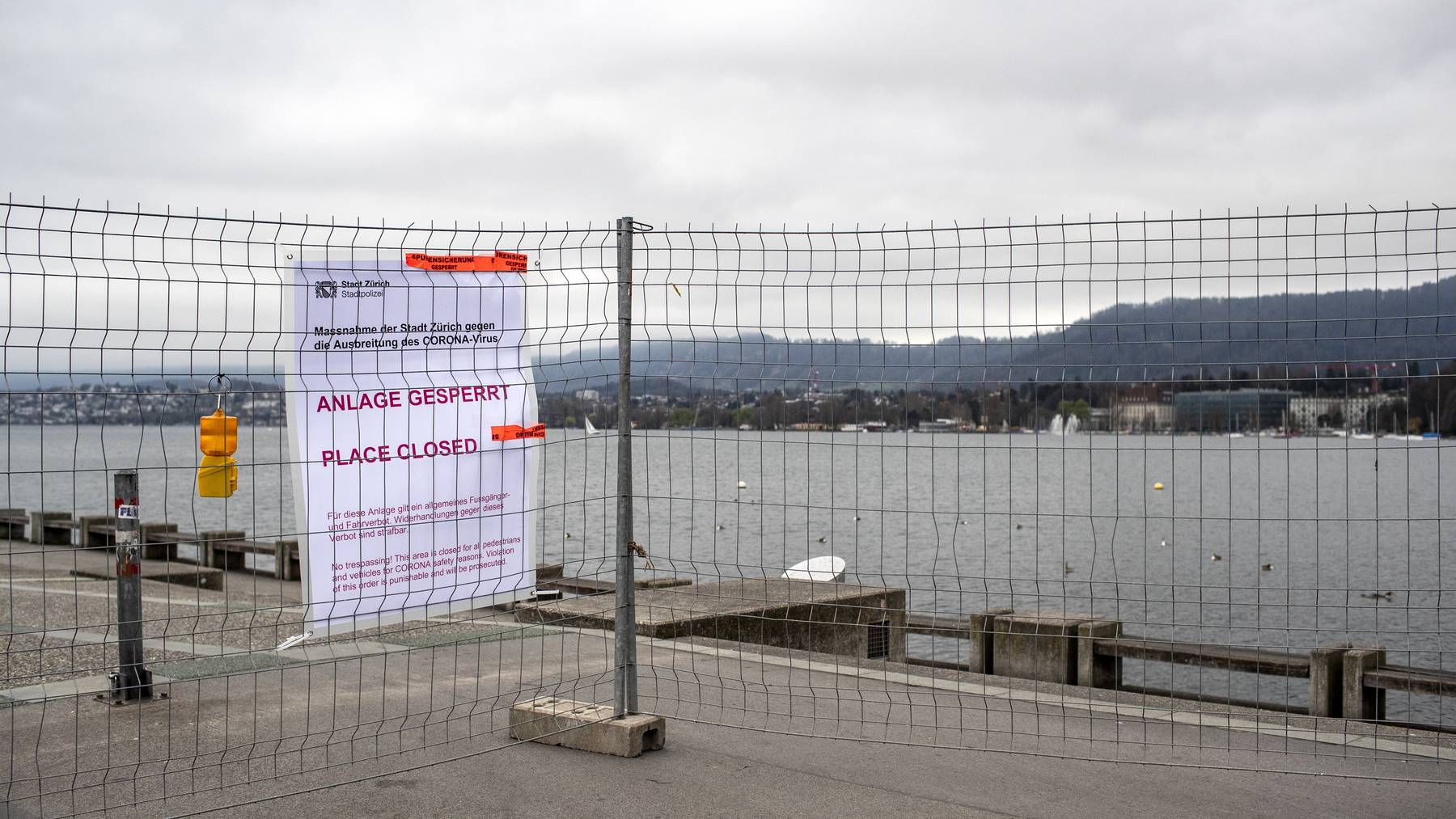 Wenn sich die Menschen nicht an die Abstandsregeln halten, könnte die Polizei noch mehr öffentliche Treffpunkte schliessen. Im Bild: Die Seepromenade in Zürich.