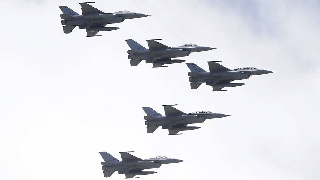 ARCHIV - Amerikanische F-16-Kampfjets der Luftwaffe Taiwans fliegen über Taipeh. Foto: Chiang Ying-ying/AP