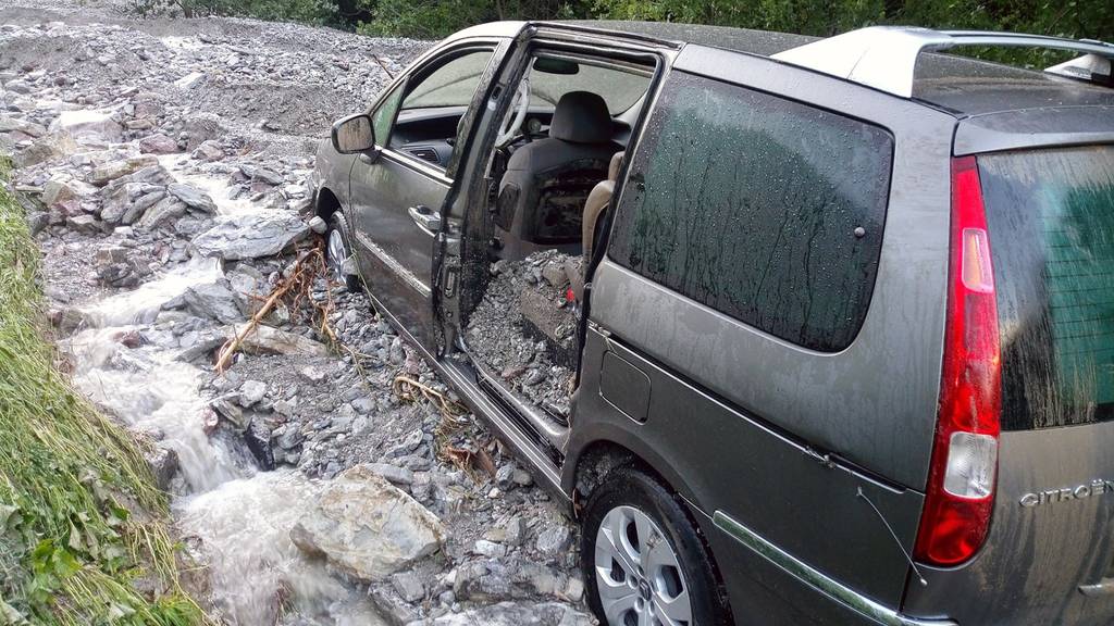 Unwetter in Jaun FR: Auto von sechsköpfiger Familie mitgerissen