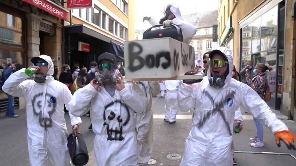 Hunderte Menschen an Corona-Demo in Neuenburg