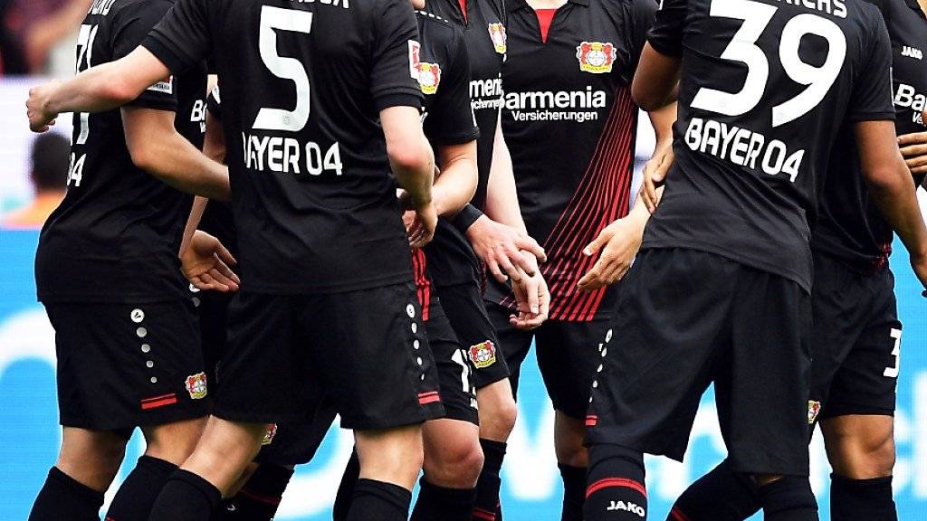 Die Spieler von Bayer Leverkusen jubeln nach dem dritten Tor gegen Eintracht Frankfurt