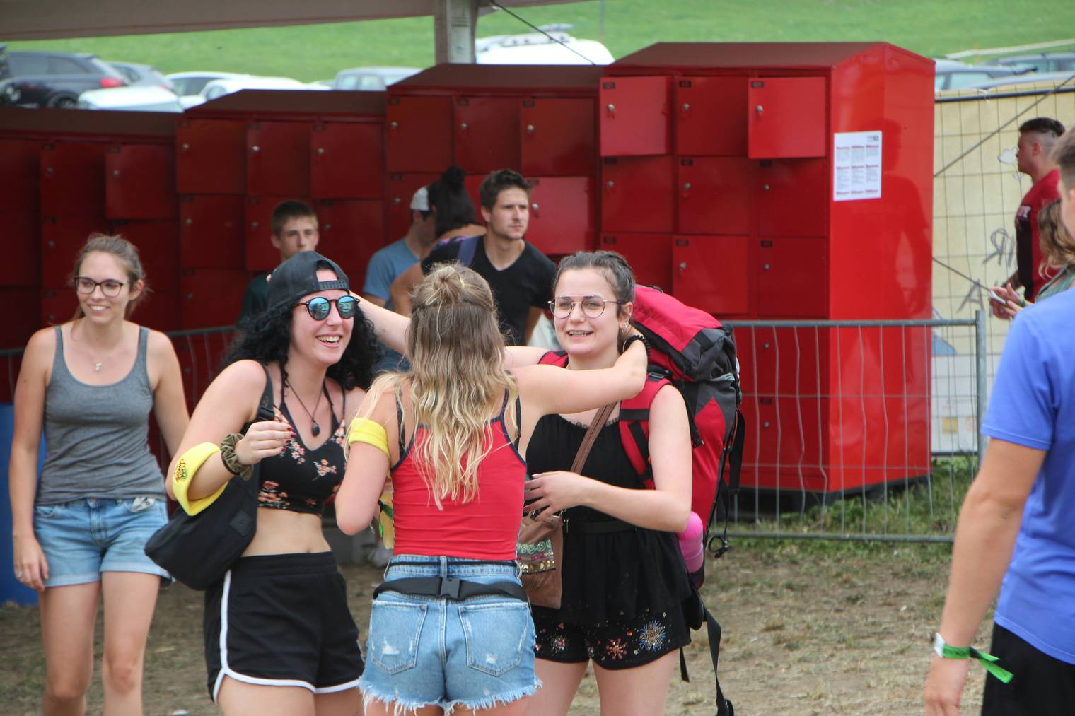 Für sie wurde reserviert: Ihre Freundinnen holen die junge Besucherin am Festival-Eingang ab. (Bild: FM1Today/Fabienne Engbers)