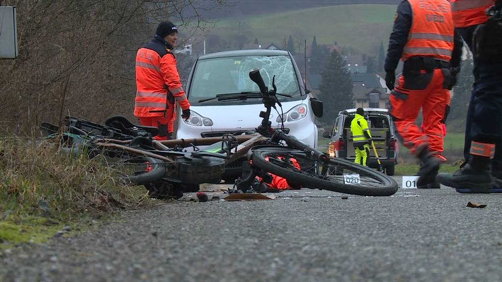 E-Bike-Fahrer (76) bei Zusammenstoss mit Auto in Oberembrach lebensgefährlich verletzt