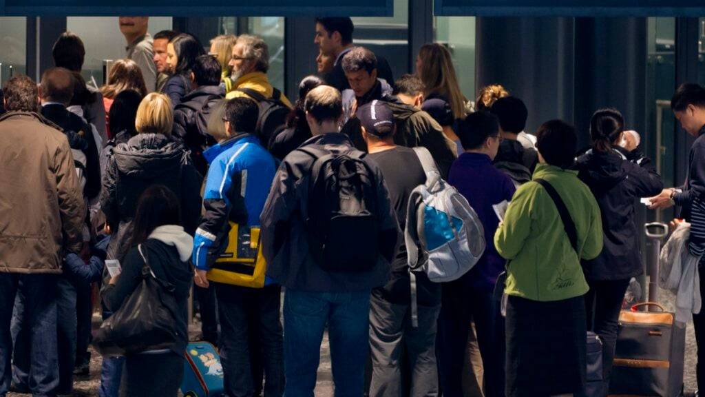 An der Passkontrolle flogen die Reisenden mit ihren gefälschten Dokumenten auf: Andrang im Flughafen Zürich. (Archivbild)