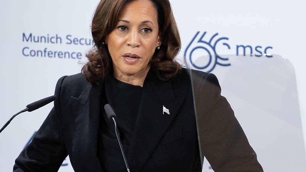 US-Vizepräsidentin Kamala Harris spricht bei der Münchner Sicherheitskonferenz. Foto: Sven Hoppe/dpa