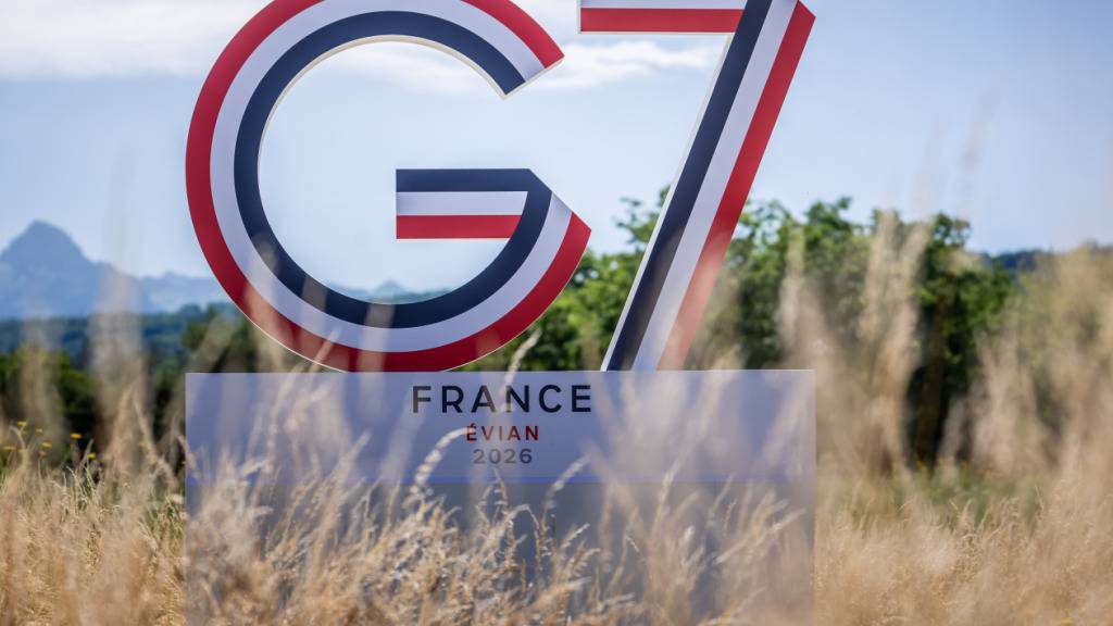 Das Logo zum G7 Gipfel, aufgenommen vor Beginn des G7 Gipfeltreffens in Evian. Foto: Michael Kappeler/dpa