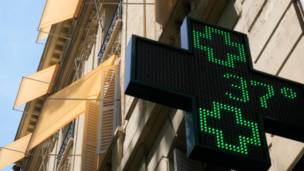 Auf einem Schild vor einer Apotheke wird eine Temperatur von 37 Grad Celsius angezeigt. Foto: Michel Euler/AP/dpa