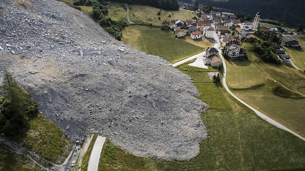 Das Gestein des Felssturzes vom 16. Juni 2023 stoppte kurz vor dem Dorf Brienz GR. (Archivbild)
