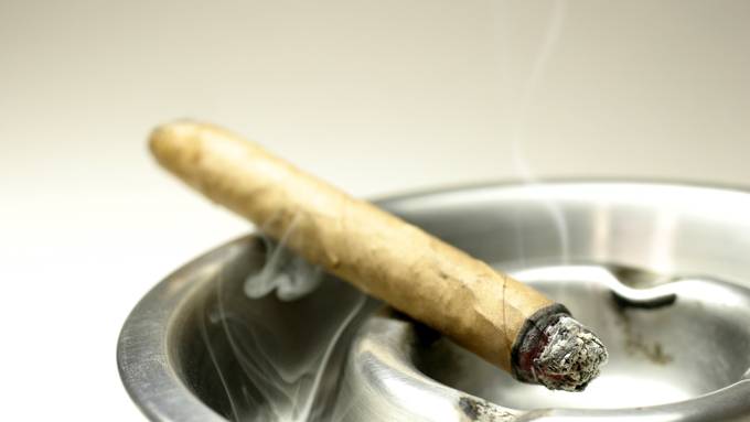 Senior entsorgt Zigarrenasche im Abfall und verursacht Brand 