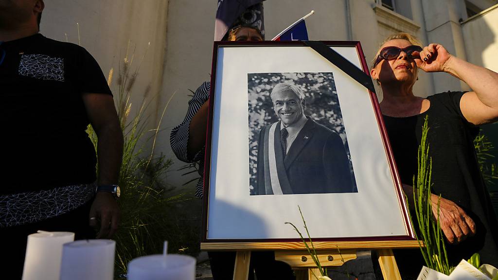 Ein Porträt des verstorbenen chilenischen Präsidenten Sebastian Pinera schmückt eine Gedenkstätte im Innenhof der Parteizentrale der Nationalen Erneuerung in Santiago, Chile. Foto: Esteban Felix/AP/dpa