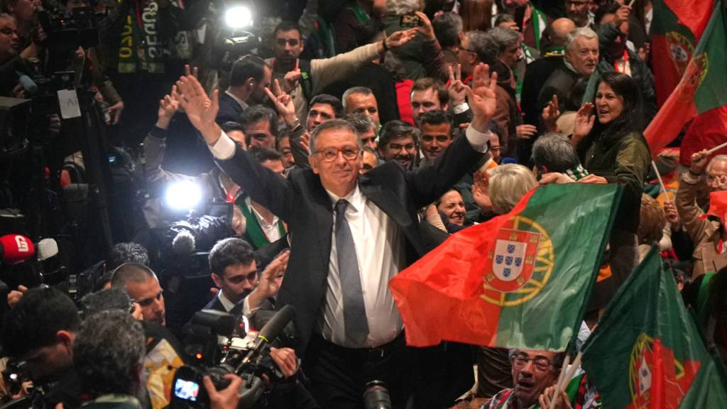 dpatopbilder - Der Mitte-Links-Kandidat der Sozialisten, Antonio Jose Seguro, jubelt nach seinem Sieg über den Rechtspopulisten Ventura in der zweiten Runde der portugiesischen Präsidentschaftswahlen. Foto: Ana Brigida/AP/dpa