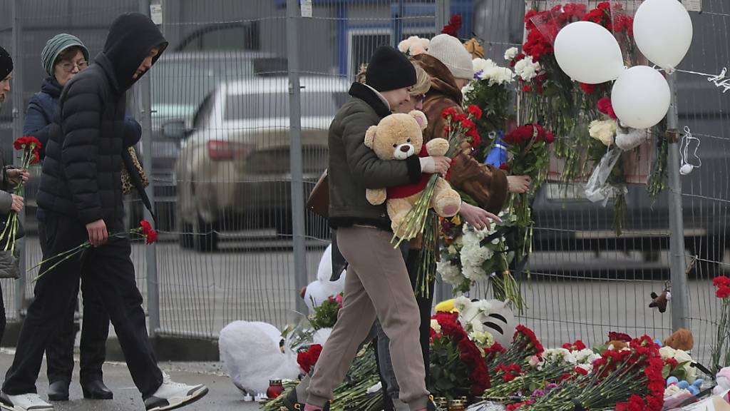 Menschen trauern um die Opfer des Anschlags auf die Crocus City Hall während einer Gedenkveranstaltung. Foto: Vitaly Smolnikov/AP/dpa