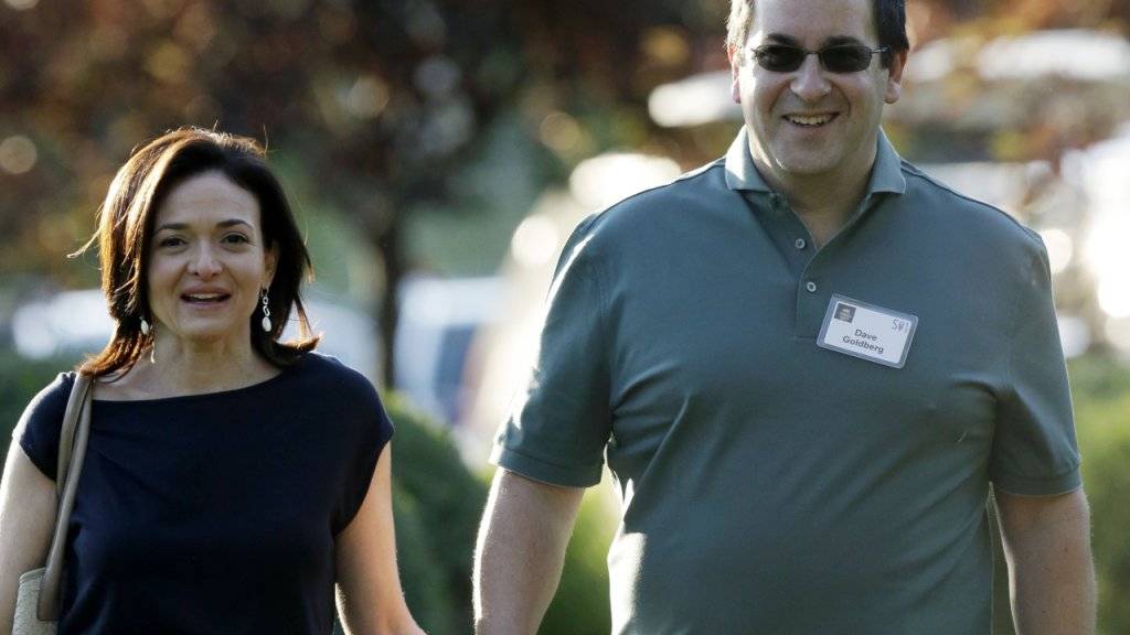 Zum ersten Todestag ihres Mannes David Goldberg (r) schickte ihm seine Witwe, Facebook-Geschäftsführerin Sheryl Sandberg eine Botschaft via Facebook. (Archivbild)