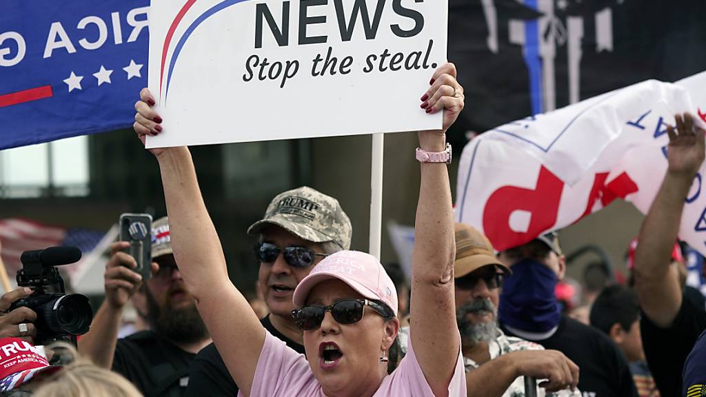 Eine Unterstützerin von US-Präsident Trump während einer Kundgebung in Texas. Foto: Lm Otero/AP/dpa