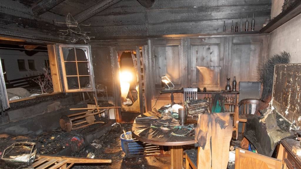Die Feuerwehr barg den 69-Jährigen aus der Wohnung.