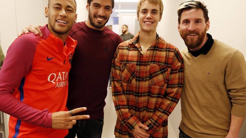 Wer ist hier Fan und wer Star? Popstar Justin Bieber posiert mit den Barcelona-Kickern Neymar, Luis Suarez und Lionel Messi (von links).