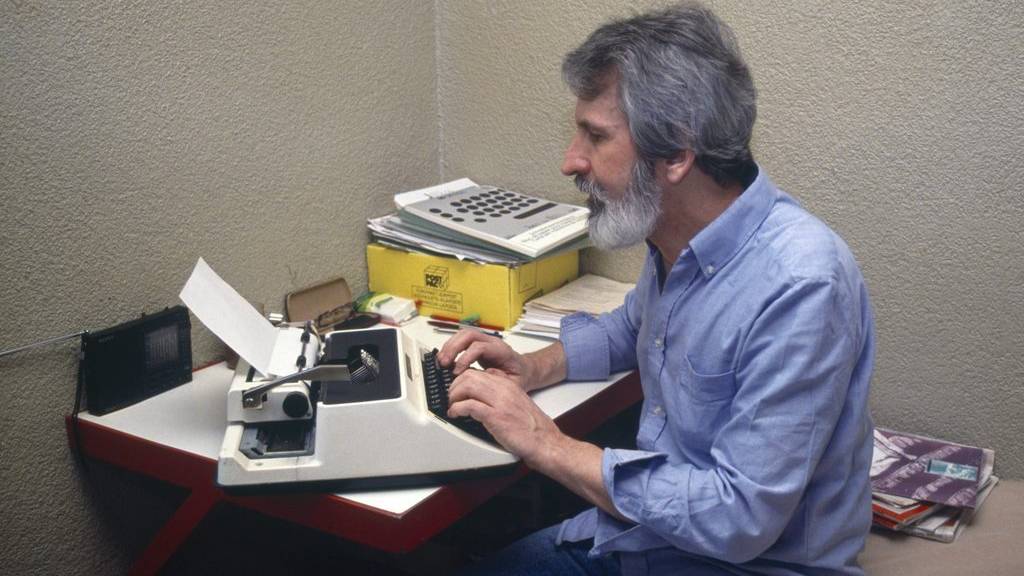Walter Stuerm, der sogenannte «Ausbrecherkoenig» tippt in seiner Zelle der Haftanstalt Regensdorf, Zuerich, auf einer Schreibmaschine, aufgenommen im Mai 1993. (KEYSTONE/Str)
