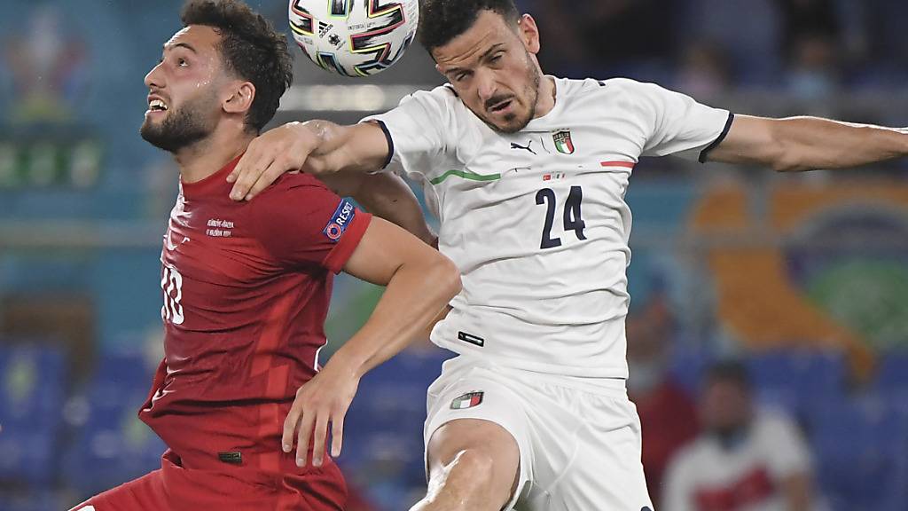 Alessandro Florenzi (rechts) im Luftduell mit dem türkischen Stürmer Hakan Calhanoglu