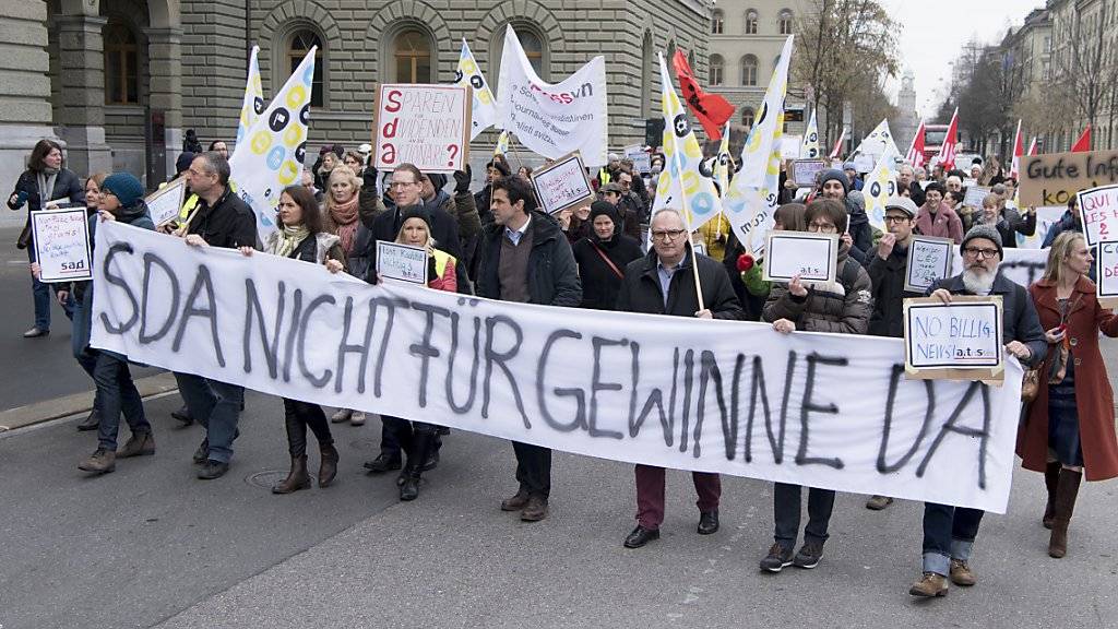 Ungewöhnliche Bilder im Januar und Februar: Journalistinnen und Journalisten der Schweizerischen Depeschenagentur SDA sowie Gewerkschaftsvertreter demonstrieren gegen den geplanten Stellenabbau. Jetzt ist der Konflikt mit einer Schlichtung beigelegt worden. (Archivbild)