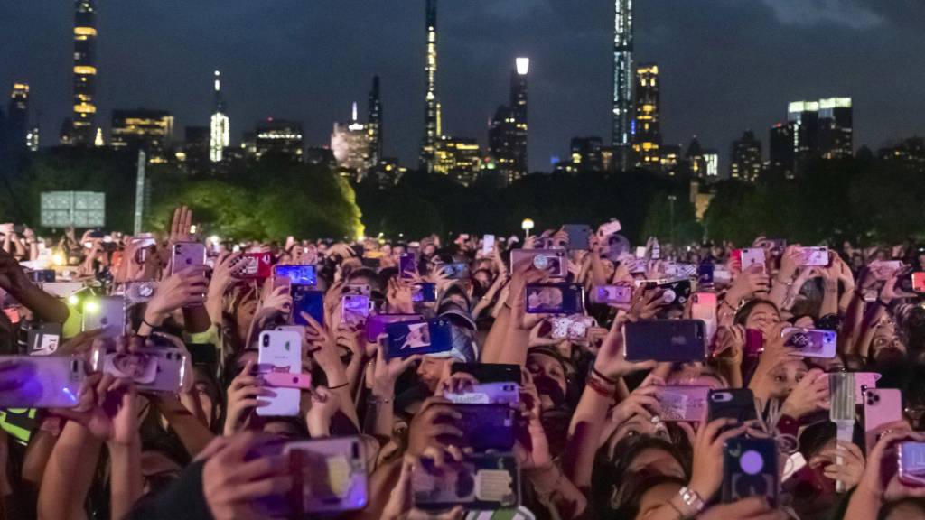 Tausende Zuschauer: Im New Yorker Central Park hat in der Nacht auf Sonntag ein Benefizkonzert gegen Armut und mehr Engagement im Kampf gegen Krankheiten stattgefunden.