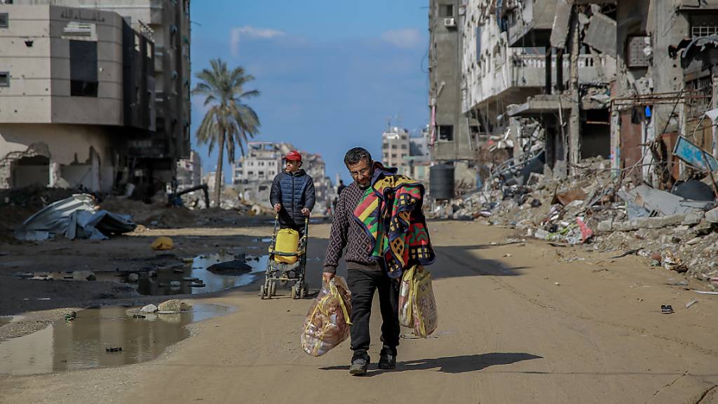 Palästinenser gehen zwischen den Schäden im Bereich der Al-Maqousi-Türme, des Al-Mashtal-Hotels und der Al-Khalidi-Moschee nach dem Rückzug der israelischen Armee aus dem Norden von der Stadt Gaza. Foto: Omar Ishaq/dpa