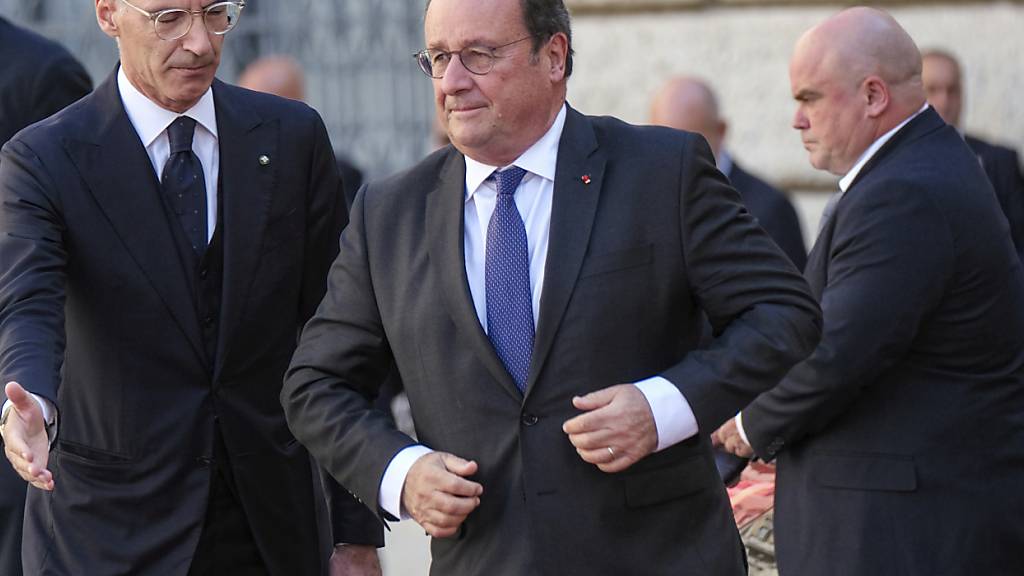 ARCHIV - Zurück auf das politische Parkett: Der ehemaliger französische Präsident François Hollande stellt sich für die Nationalversammlung zur Wahl. (Archivfoto) Foto: Mauro Scrobogna/LaPresse/AP/dpa
