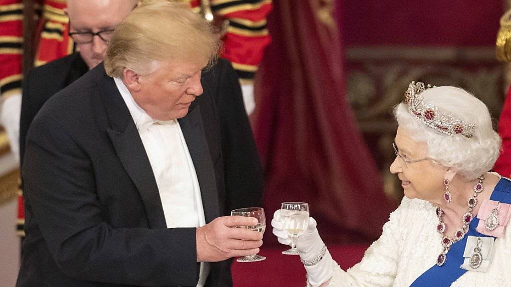 US-Präsident Donald Trump und die britische Königin Elizabeth II. haben am Montagabend auf das Wohl der beiden Länder angestossen.
