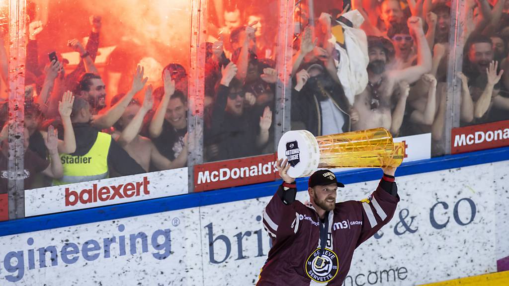 Krönung einer brillanten Saison: Servettes Goalie Robert Mayer feiert mit dem Meisterpokal. Nun wurde er als MVP der Playoffs und bester Goalie der Saison ausgezeichnet