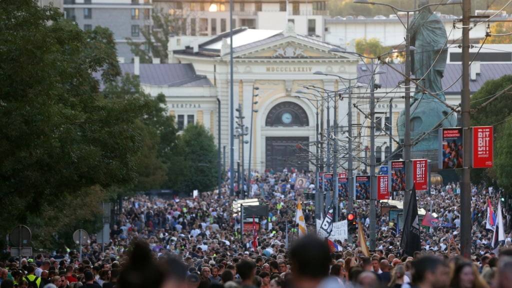 Tausende Menschen versammeln sich in Belgrad bei einer Kundgebung und fordern Neuwahlen.