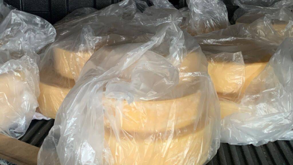 «Ein bisschen Käse aus der Schweiz»: Die vom Zoll in Bietingen (D) im Reisecar gefundenen Käselaibe.