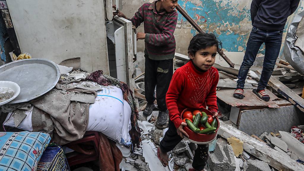 ARCHIV - Ein palästinensisches Mädchen geht durch die Ruinen eines Haus nach einem israelischen Bombardement. Foto: Abed Rahim Khatib/dpa