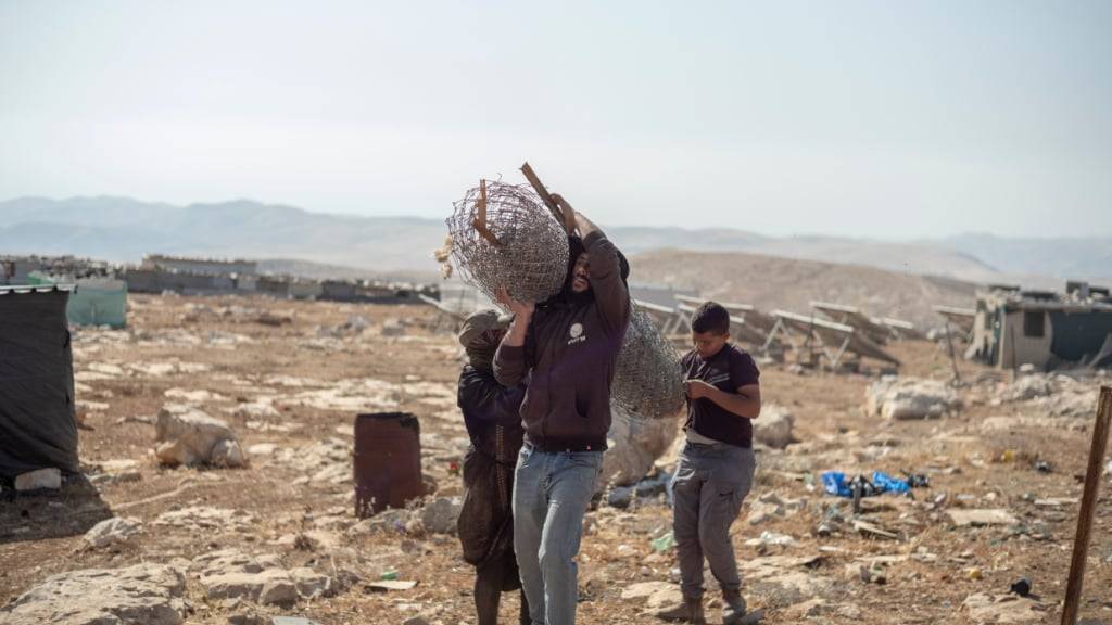 dpatopbilder - Palästinensische Bewohner sammeln und verpacken ihre Habseligkeiten, als sie ihr Dorf Maghayer Al-Dir nach israelischen Siedlerangriffen verlassen. Foto: ILIA YEFIMOVICH/dpa