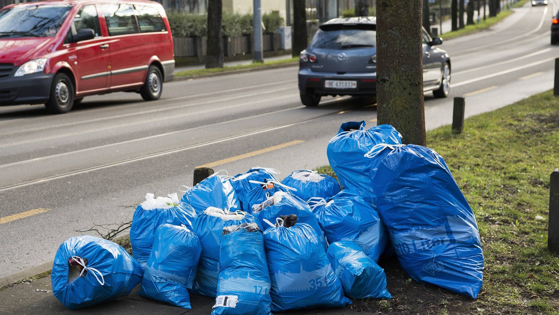 Abfall an der Strassenecke in Bern