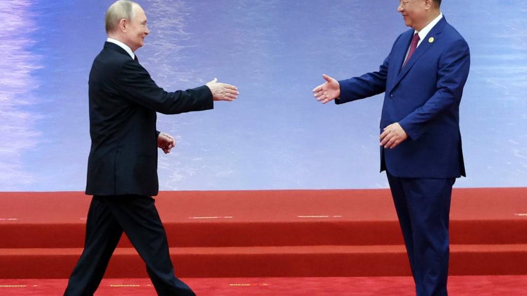 dpatopbilder - Der russische Präsident Wladimir Putin (l) und der chinesische Präsident Xi Jinping schütteln sich während einer Zeremonie zur Begrüßung der Staatsoberhäupter des Gipfels der Shanghaier Organisation für Zusammenarbeit (SOZ) die Hände. Foto: Alexander Kazakov/Pool Sputnik Kremlin/AP/dpa