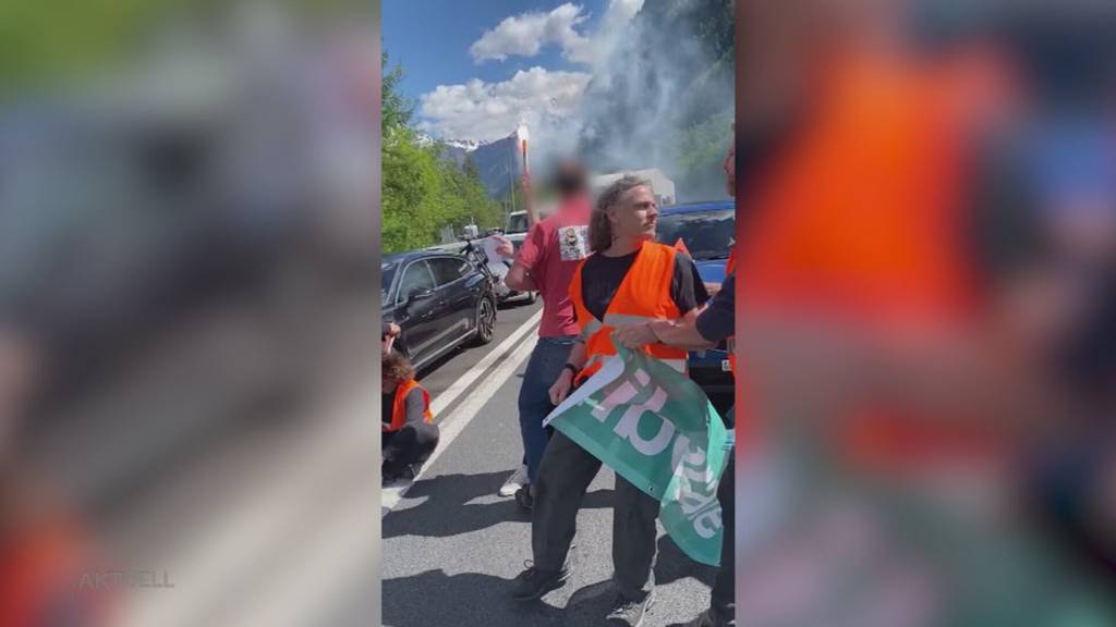 Mitten im Pfingststau: Kima-Aktivisten blockieren Strasse zum Gotthard