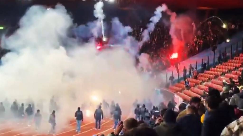 Nach Zürcher Derby: FCZ-Chaoten werfen Pyros in GC-Sektor