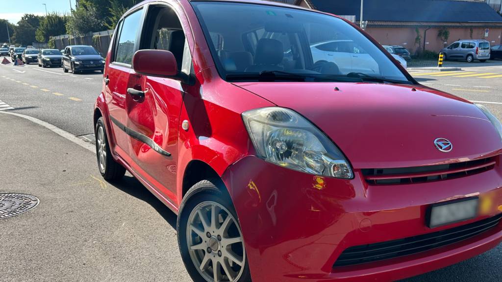 Das beschädigte Auto nach dem Zusammenprall seiner Lenkerin mit einem E-Bike-Fahrer in Kreuzlingen.