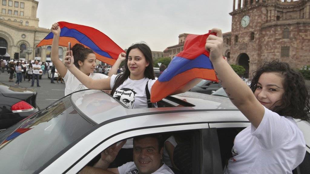 In Feierstimmung: Anhänger des Oppositionsführers Nikol Paschinjan in der armenischen Hauptstadt Eriwan. Paschinjan wurde am Dienstag im zweiten Anlauf zum neuen Regierungschef des Landes gewählt.